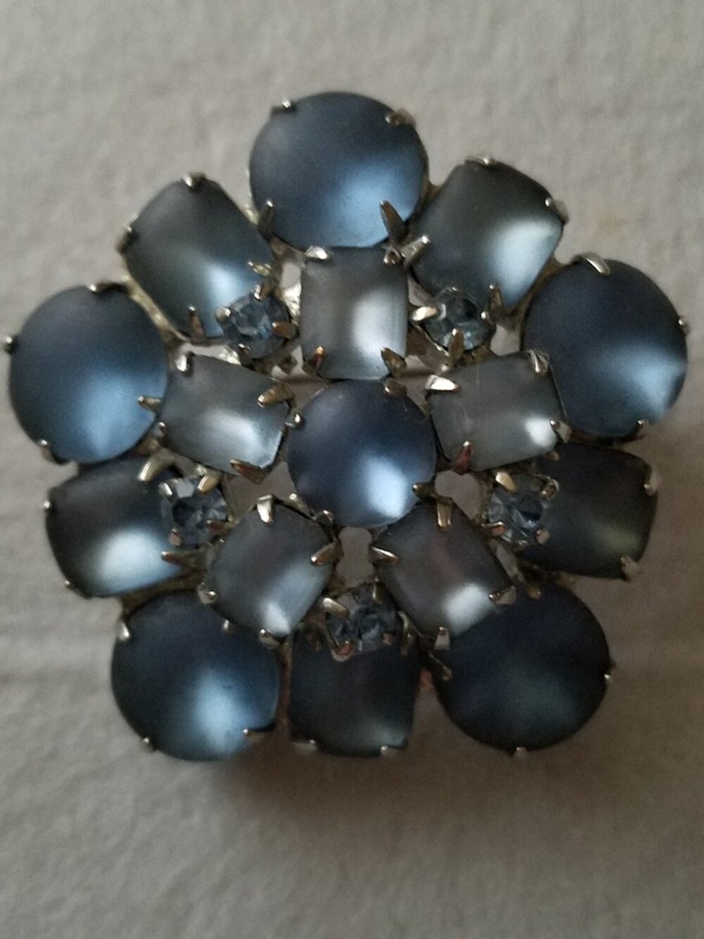 Vintage Weiss Blue Frosted Rhinestone Brooch
